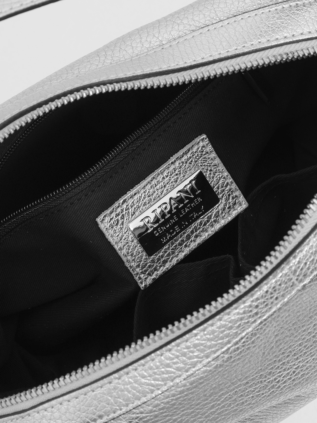 Серебристая сумка с двумя длинными пуллерами от RIPANI