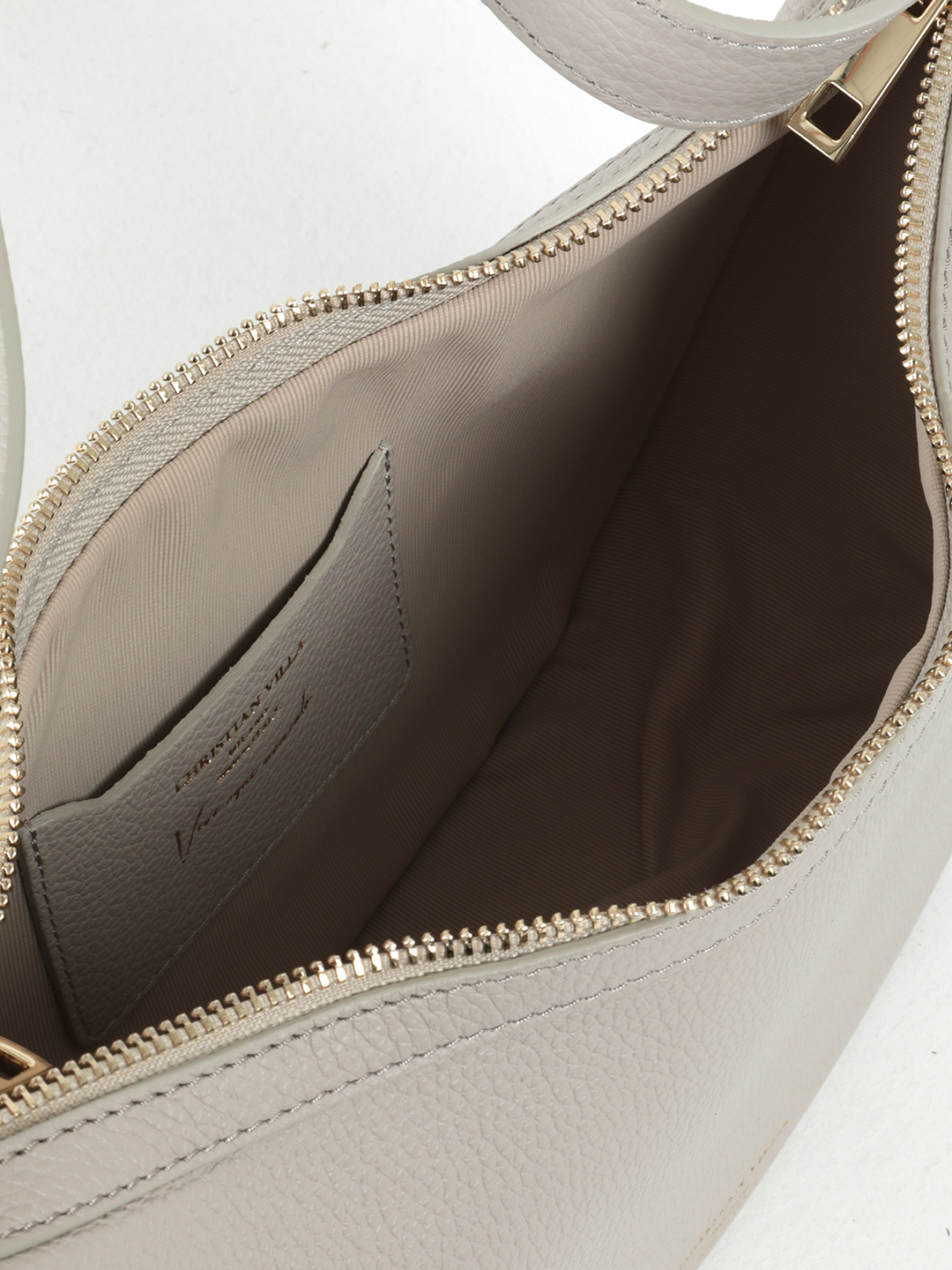 Сумка-багет лунной формы с регулируемым ремнём от Christian Villa в оттенке tortora