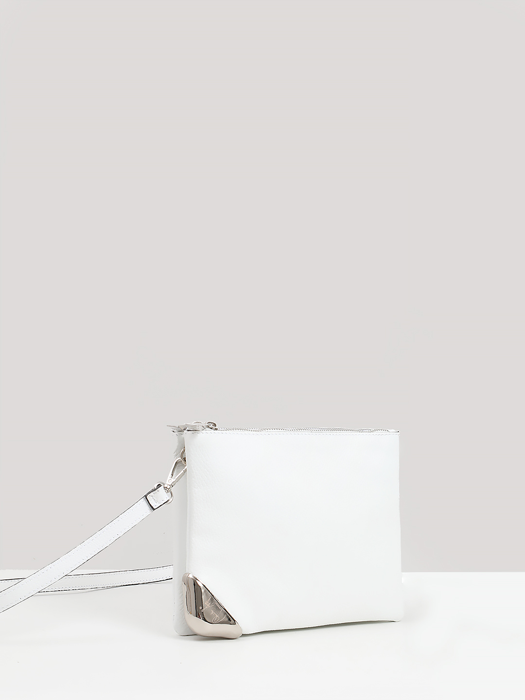Белая кросс-боди с угловой металлической вставкой от Renato Angi