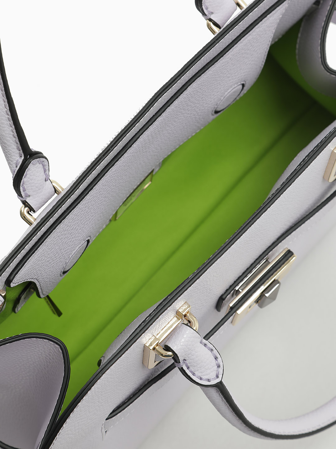 Классическая сумка трапециевидной формы от Cromia из натуральной кожи сиреневого цвета