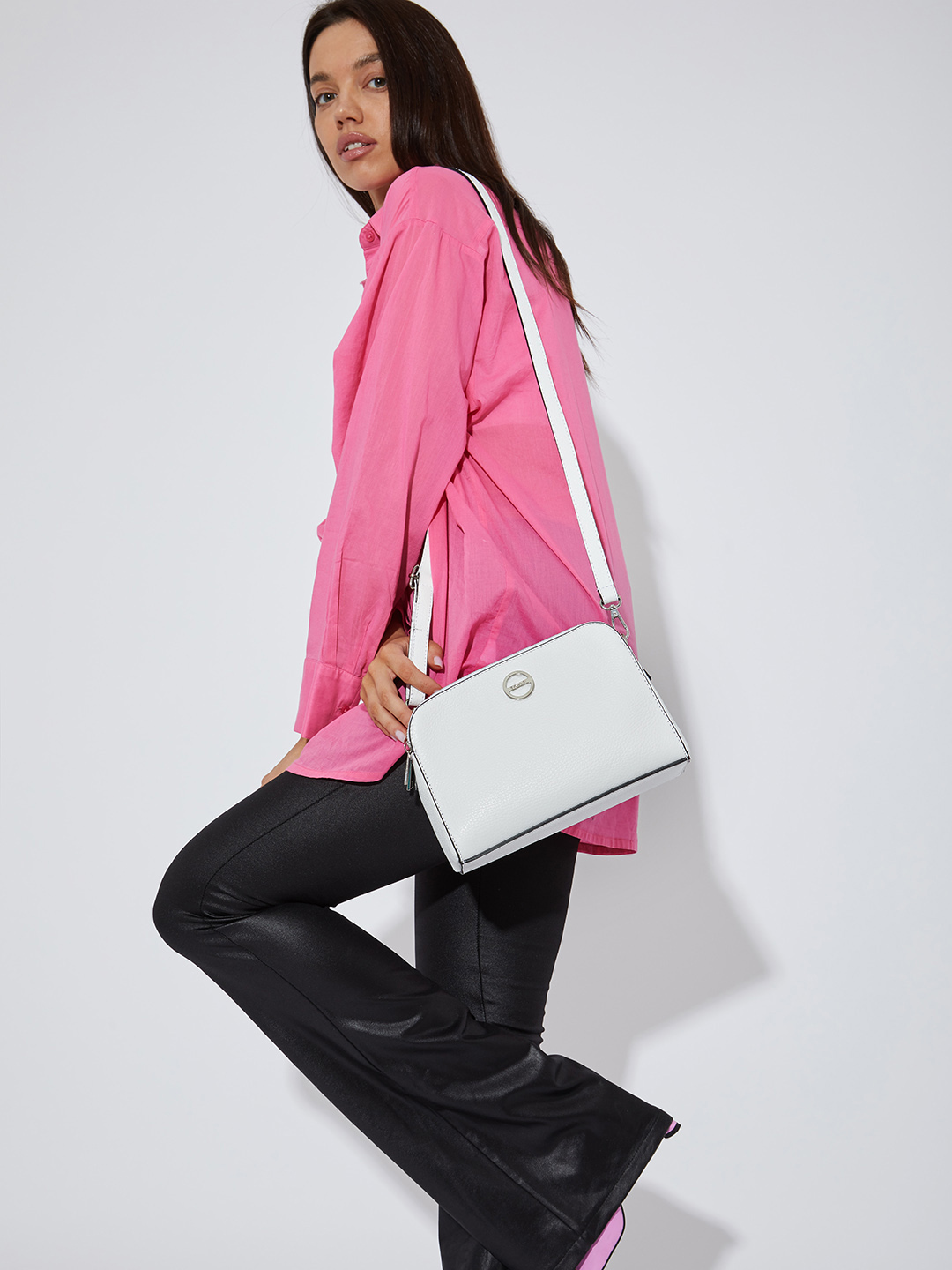 Базовая сумка через плечо с тремя отделами на молнии от FOLLE в белой коже