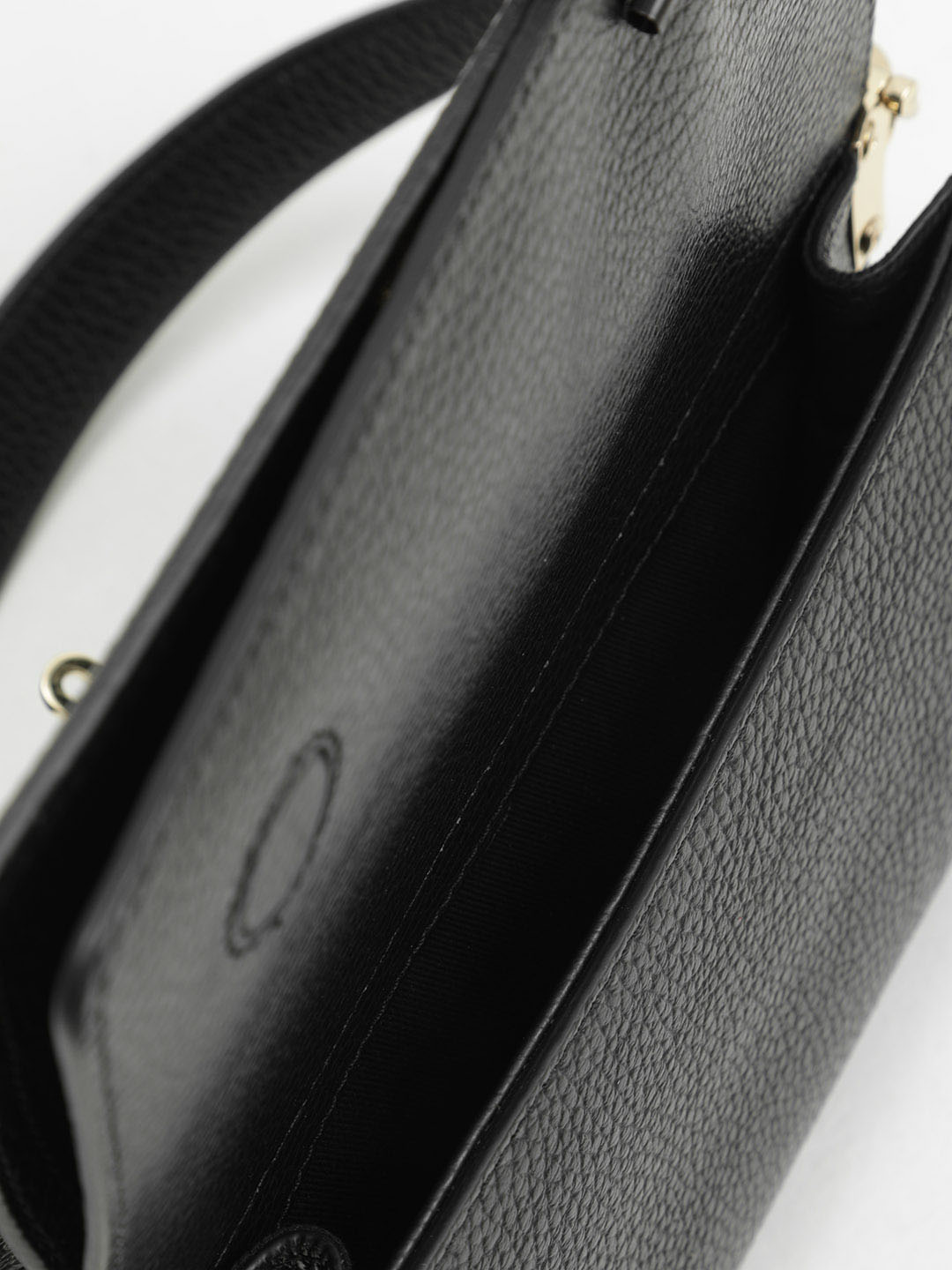 Маленькая сумка-багет от Ripani из натуральной кожи черного цвета