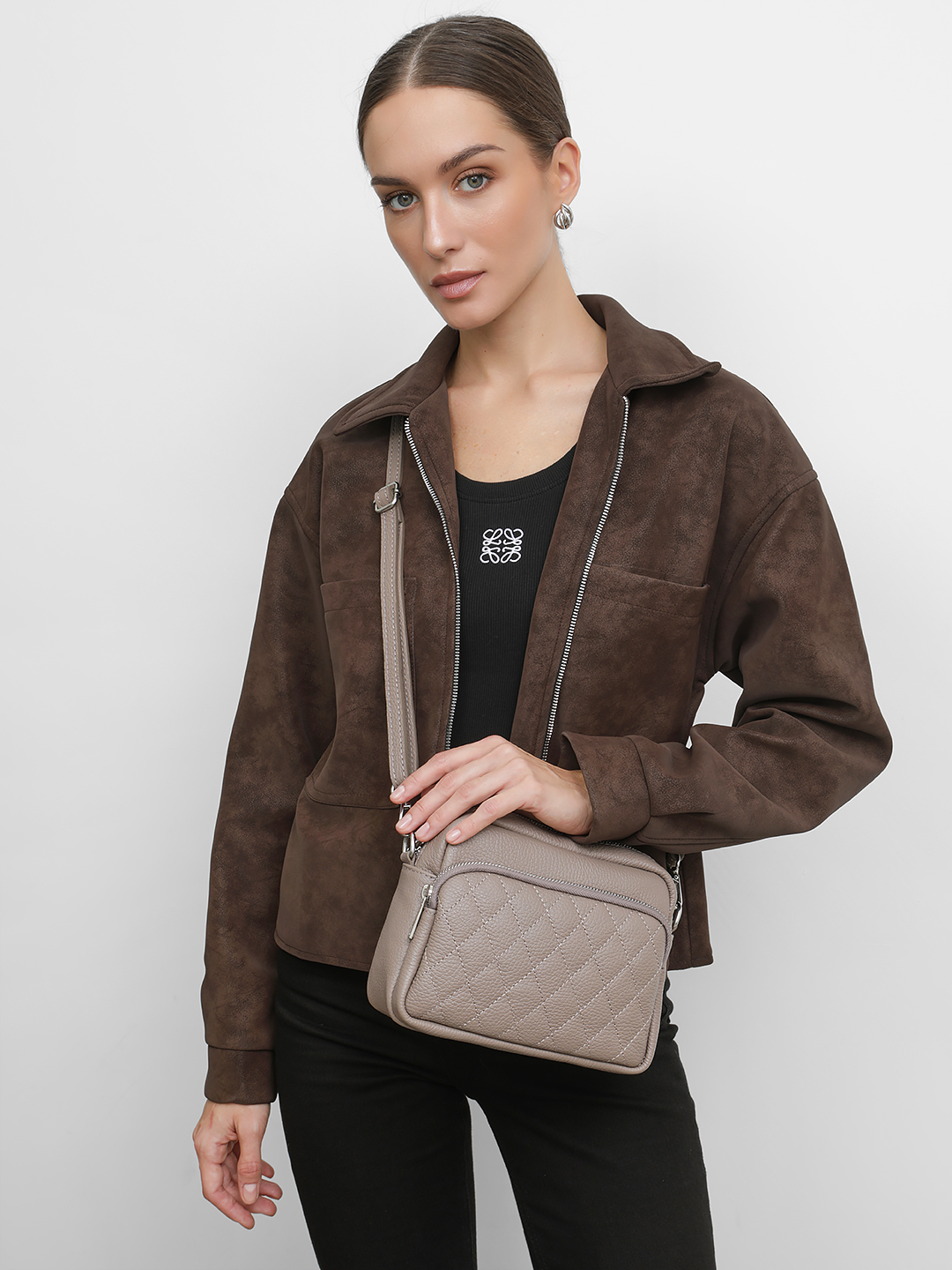 Прямоугольная кросс-боди с ромбовидной стёжкой на переднем кармане от FOLLE в цвете тауп