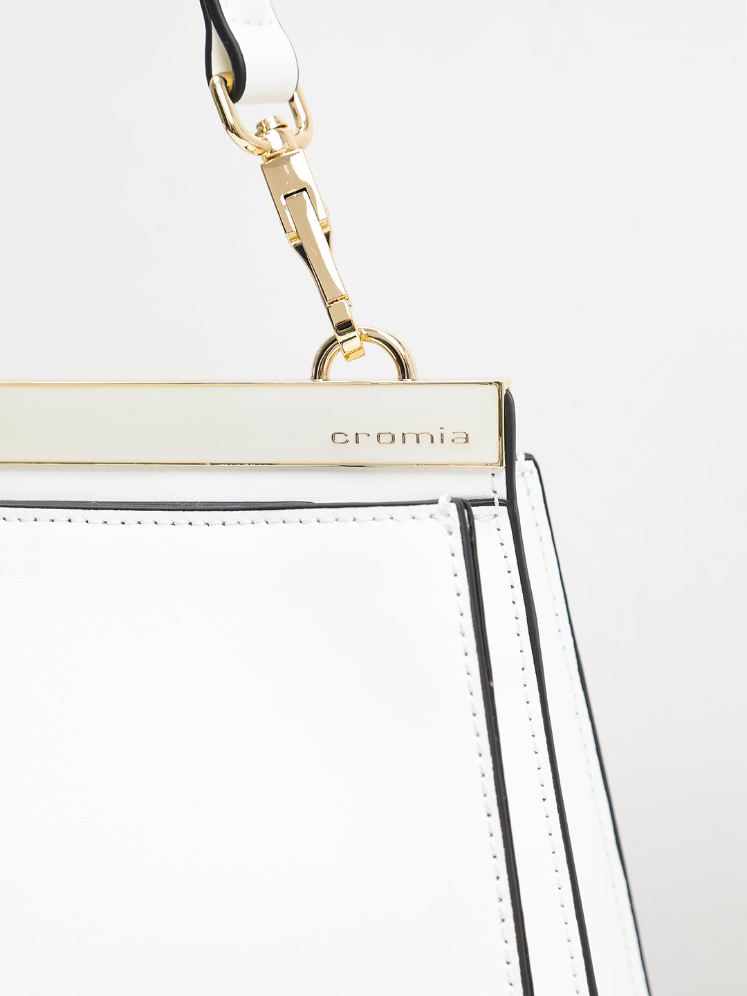 Небольшая сумка трапециевидной формы от Cromia из натуральной белой кожи