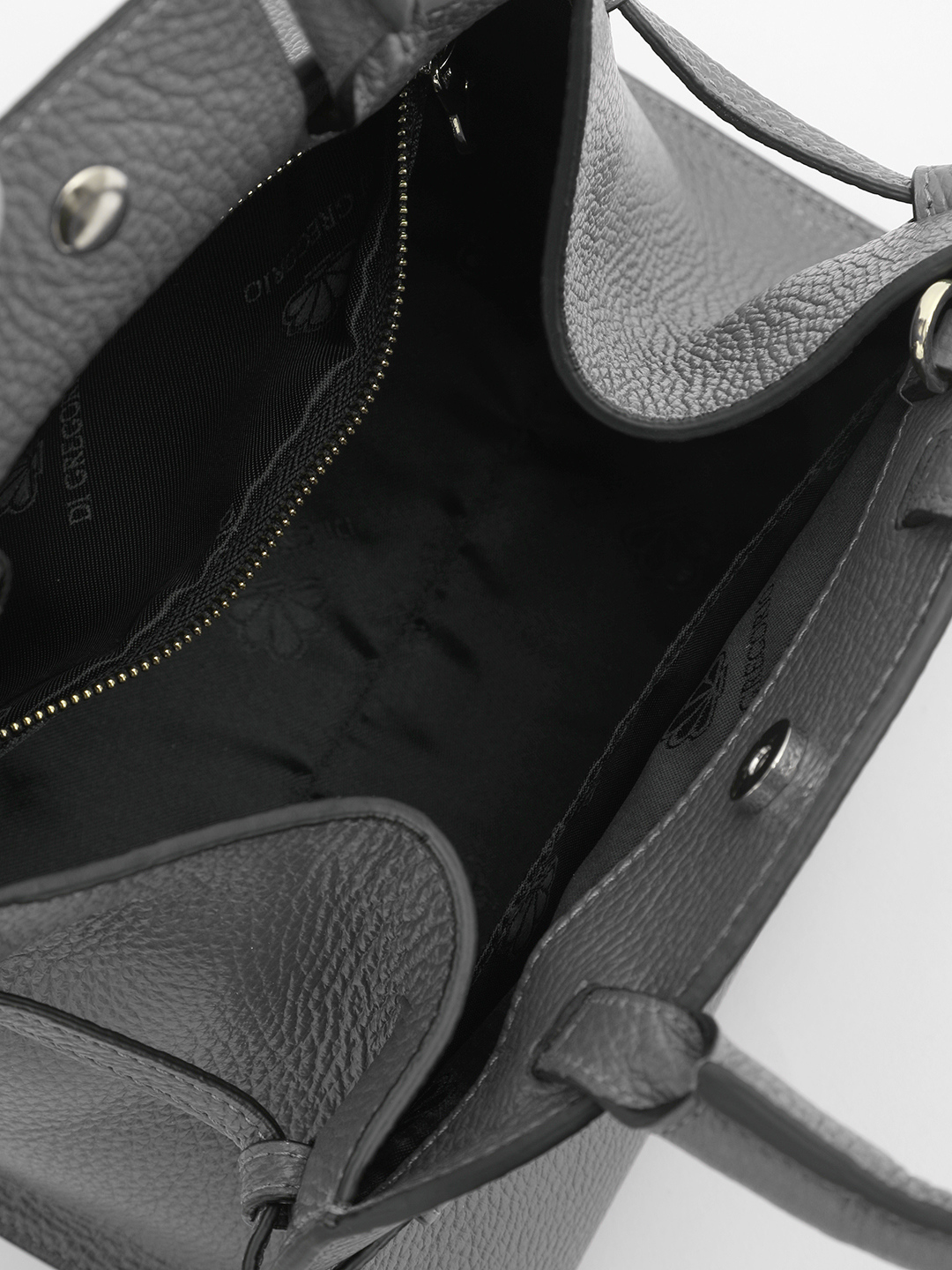 Серый мини-тоут с тонким кожаным ремнём от Di Gregorio