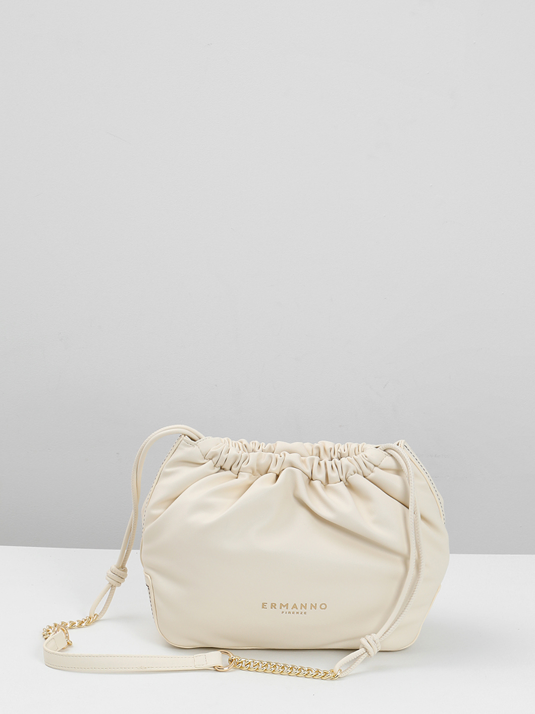 Сумка-мешок с объёмной монограммой ERMANNO FIRENZE в оттенке слоновой кости