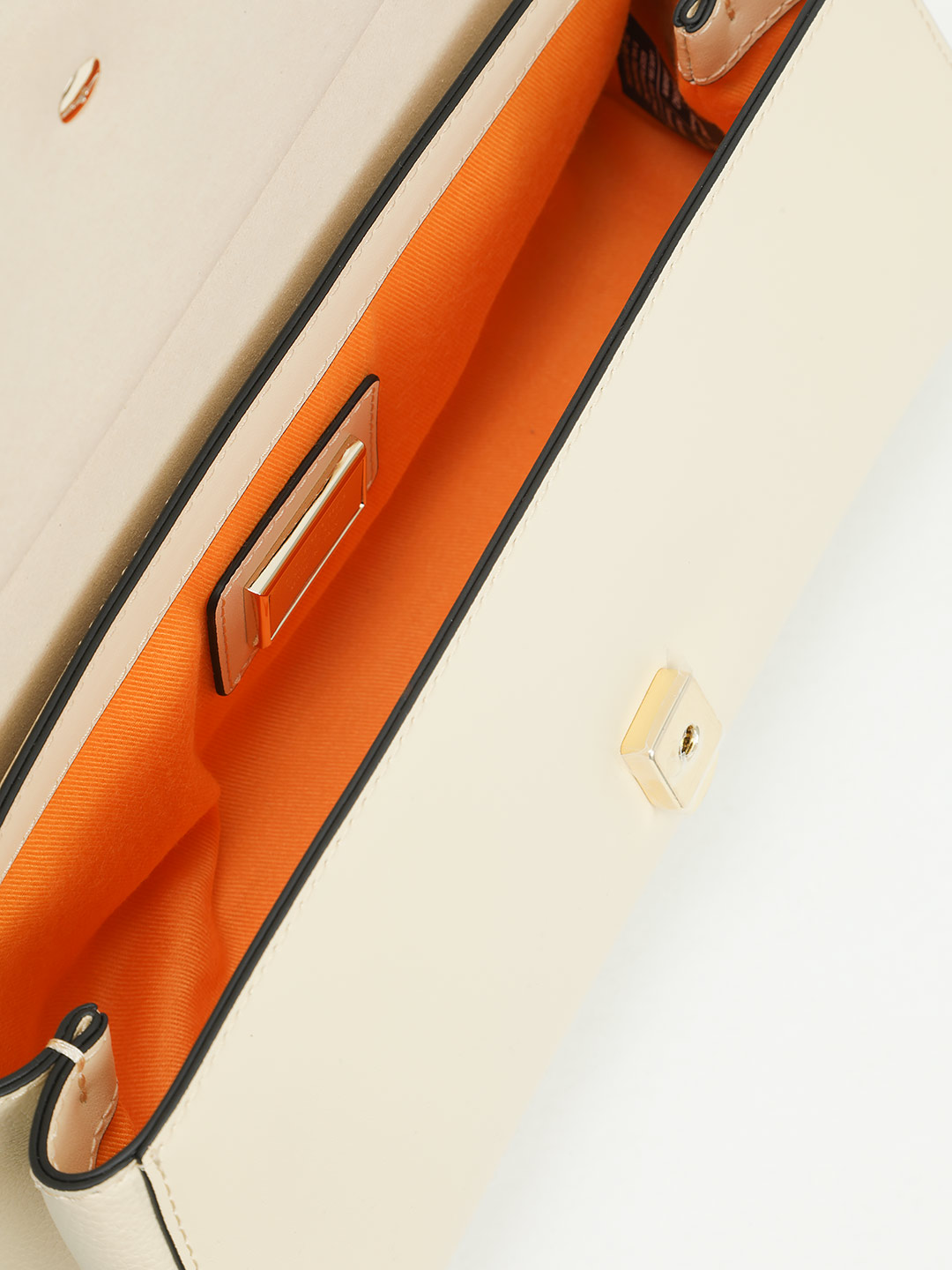 Сумка-багет с пряжкой на клапане от Cromia из натуральной бежевой кожи