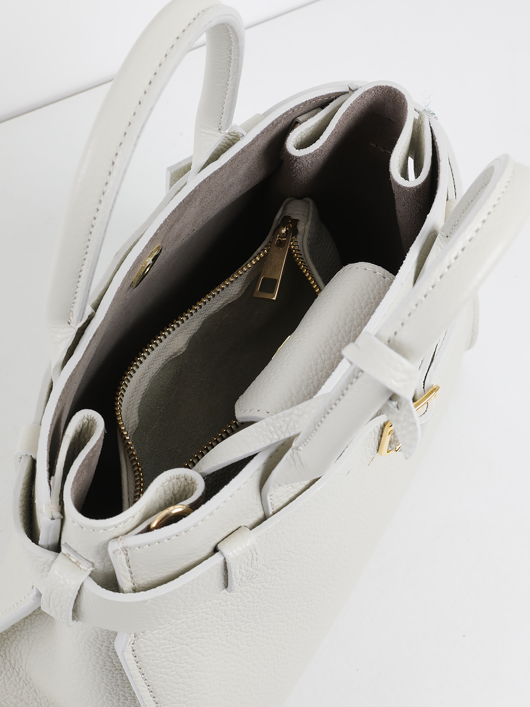 Сэтчел с тонким ремнём и золотистой пряжкой от Christian Villa в бежевом оттенке gypsum