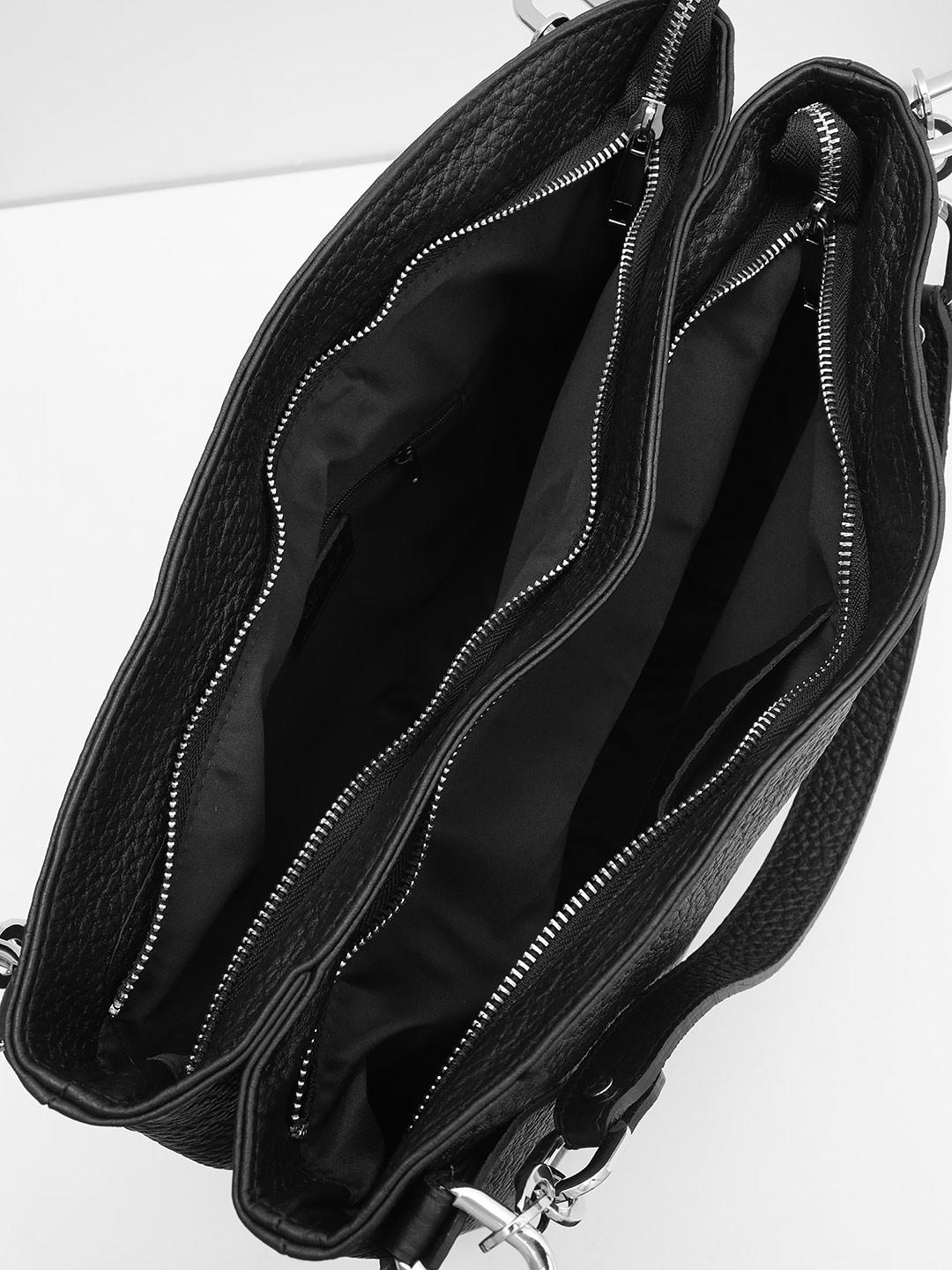 Сумка с ручками на цепочках и задним карманом на молнии от Folle из крупнозернистой черной кожи