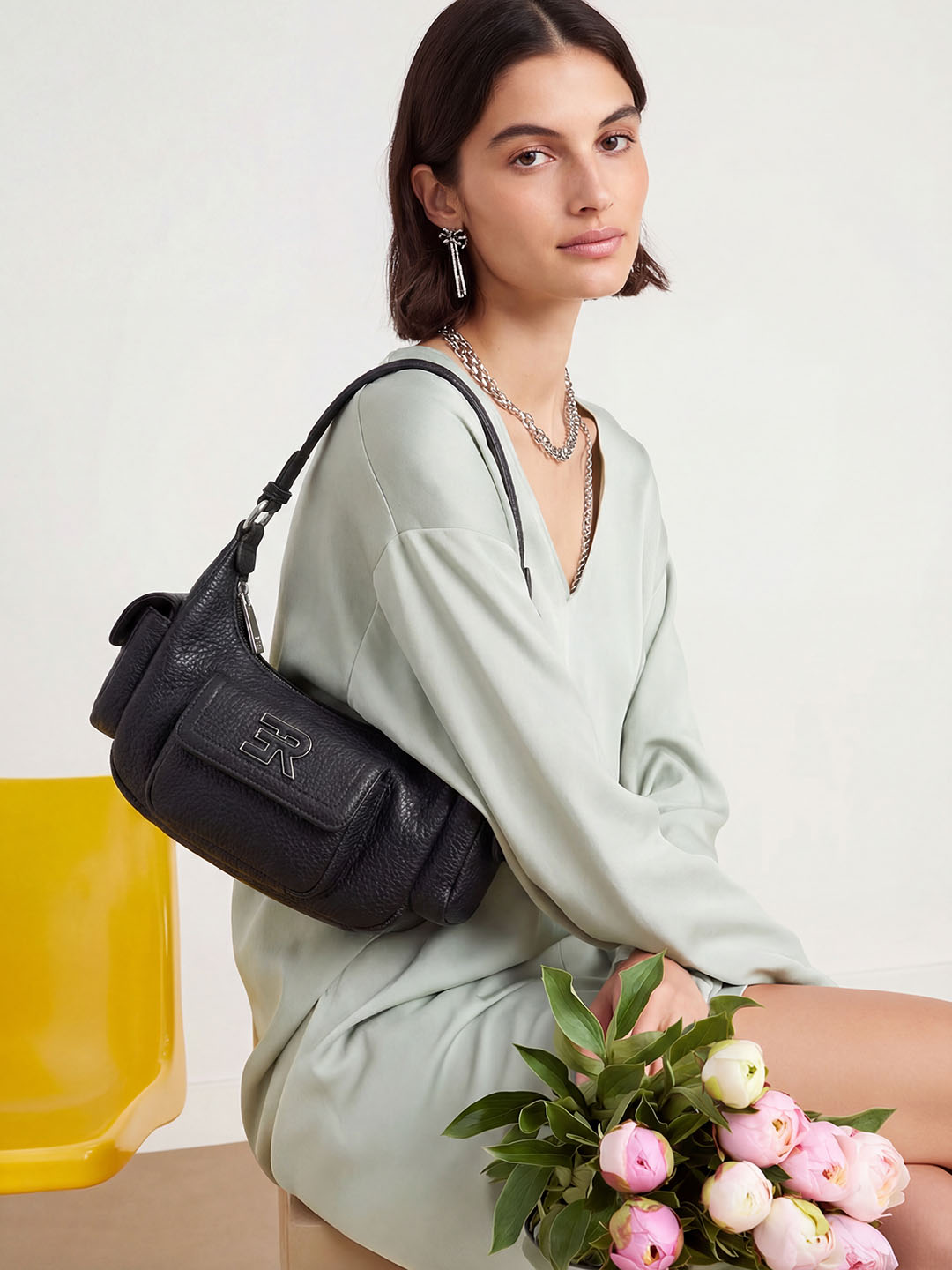 Небольшая сумка-багет черного цвета от Ermanno Firenze с боковыми и передним карманами