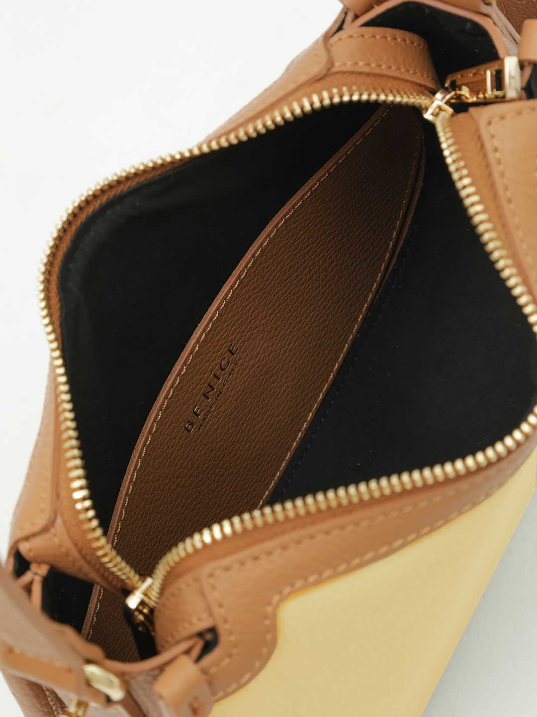 Cумка-багет с регулируемой ручкой от BE NICE в комбинации жёлтого и рыжего цвета