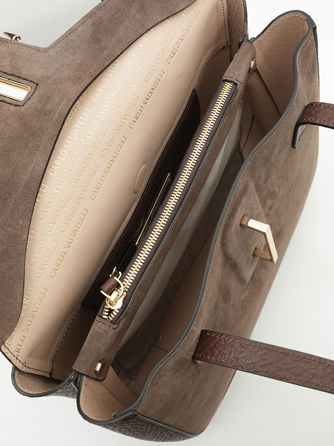 Сумка с именной фурнитурой от Carlo Salvatelli из замши и кожи коричневого цвета