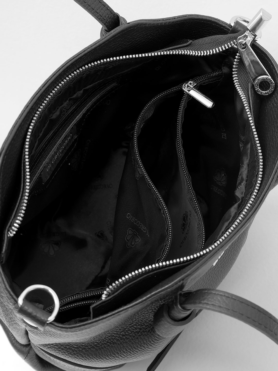 Классическая сумка с декоративным ремнем спереди от Di Gregorio из натуральной черной кожи