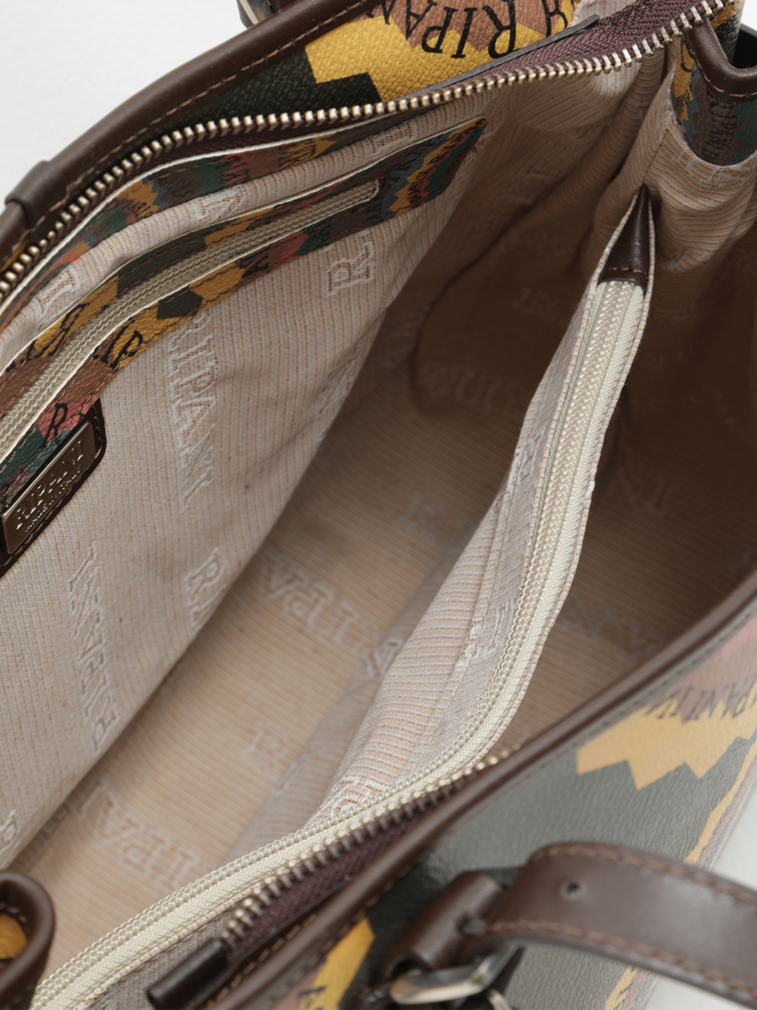 Классическая сумка с фирменным металлическим брелоком от RIPANI