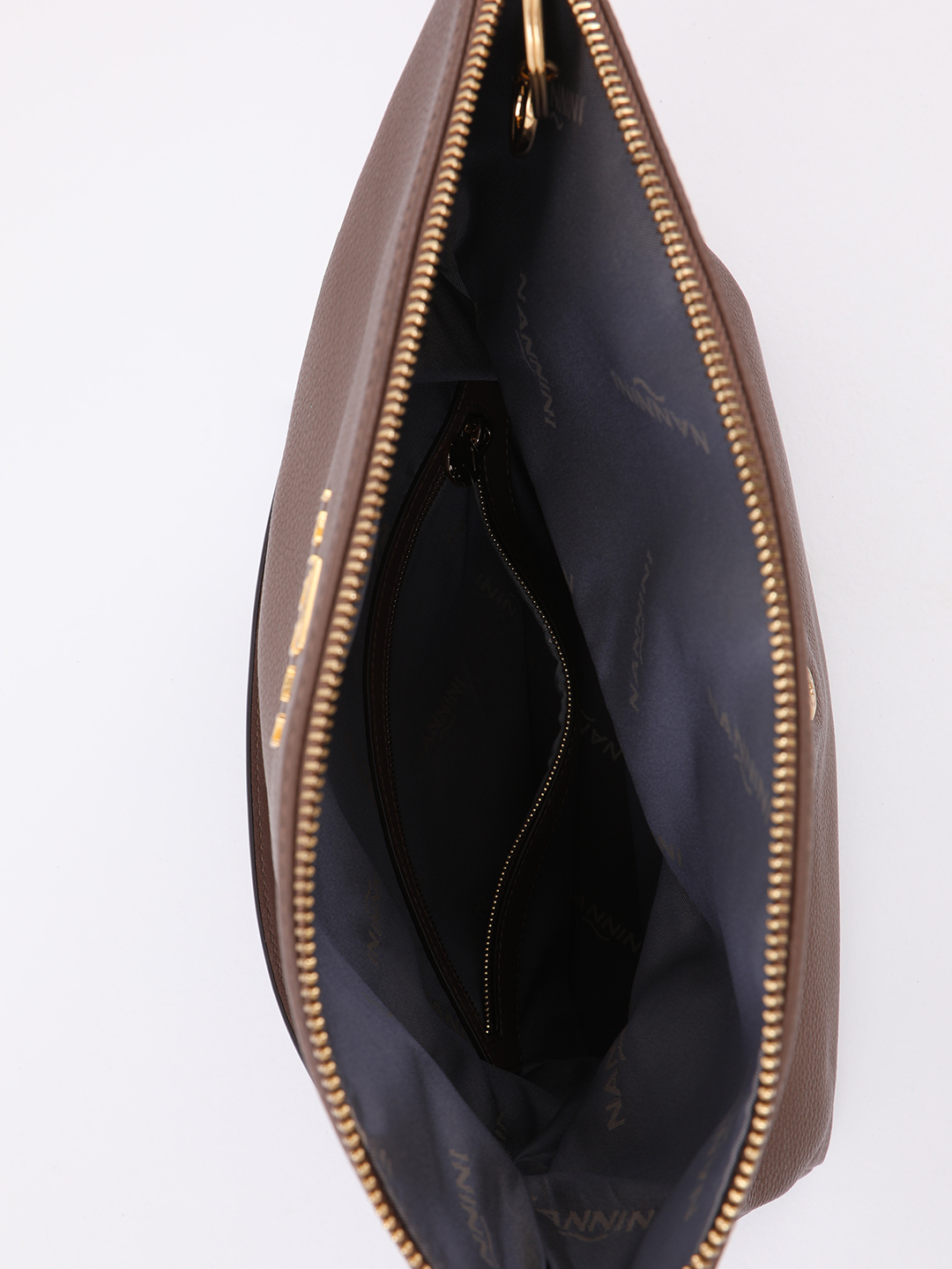 Сумка с длинным плечевым ремнём и брендовой фурнитурой от NANNINI оттенка тауп