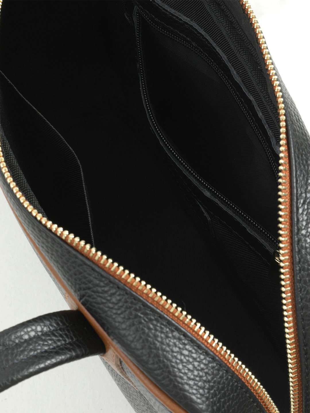 Чёрная сумка в размере М с золотистой фурнитурой от FOLLE