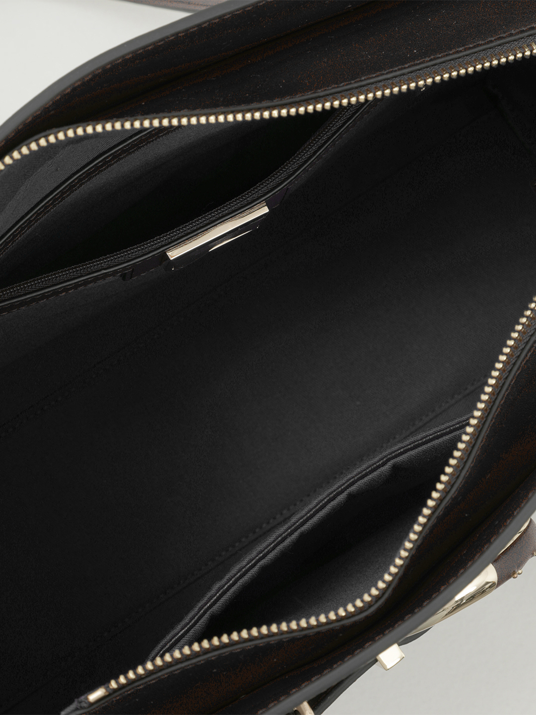 Классическая сумка от Cromia в натуральной гладкой коже черного цвета с фурнитурой в виде пряжки