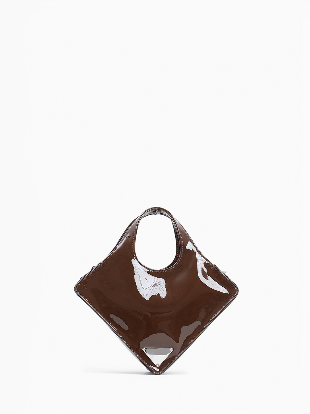 Лакированная сумка-треугольник с комбинированным ремнём-цепочкой от IVORY в коричневом оттенке
