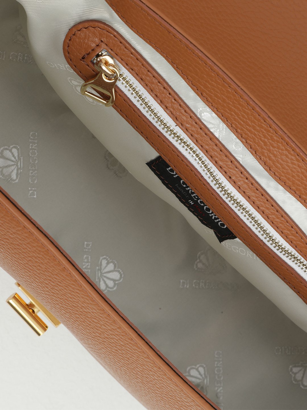 Сэтчел с вставками из натурального льна с золотистой фурнитурой от Di Gregorio в рыжем оттенке 