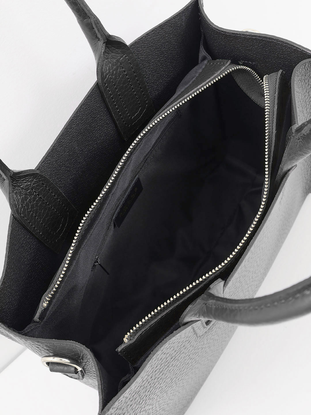 Сумка прямоугольной формы от Folle из натуральной кожи черного цвета