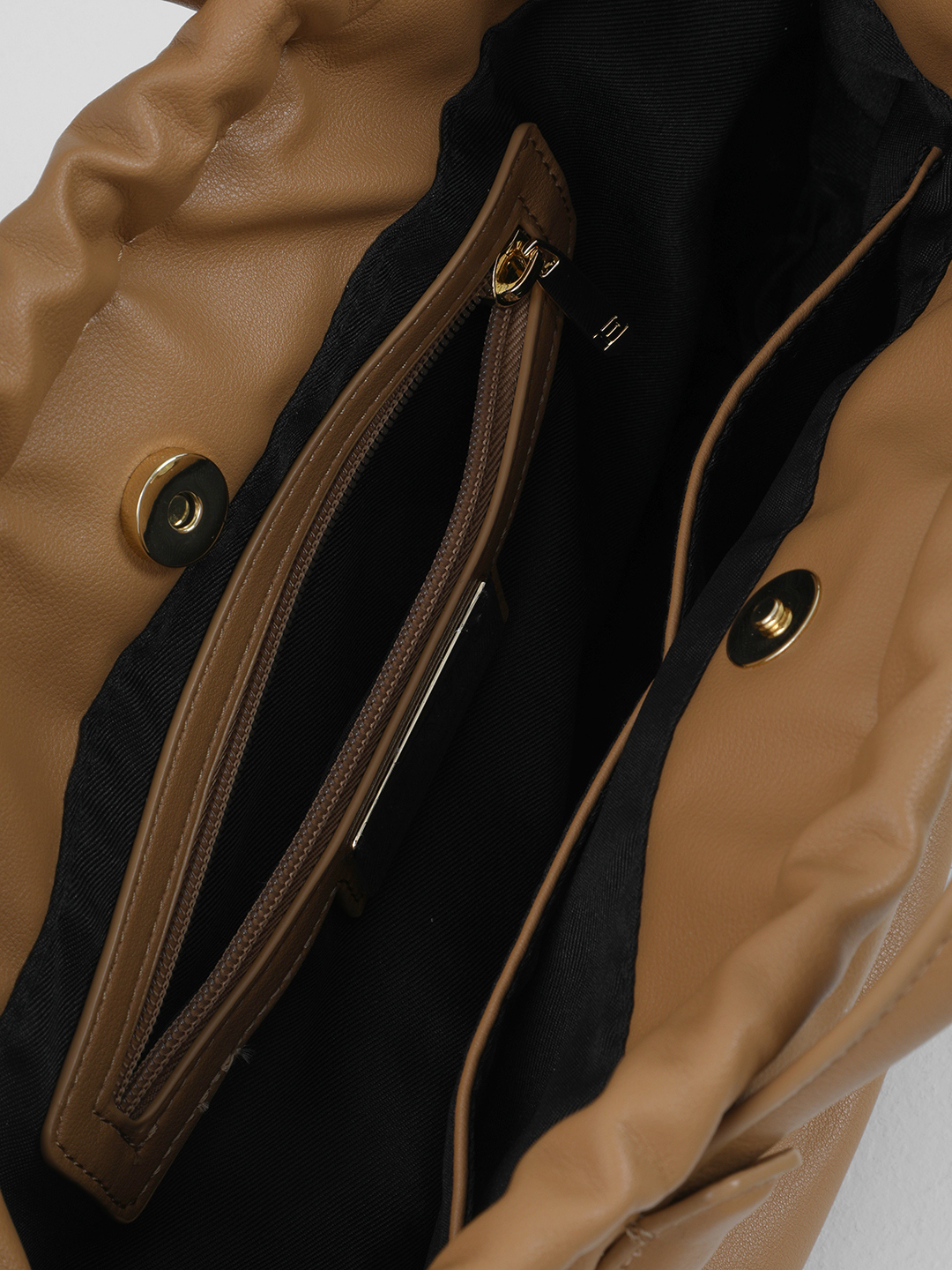 Мягкий тоут в размере М с рельефной буквой "E" от ERMANNO FIRENZE оттенка кэмел