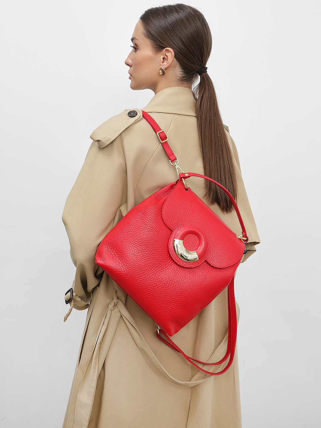 Сумка-рюкзак с фигурным клапаном от Di Gregorio в красном цвете