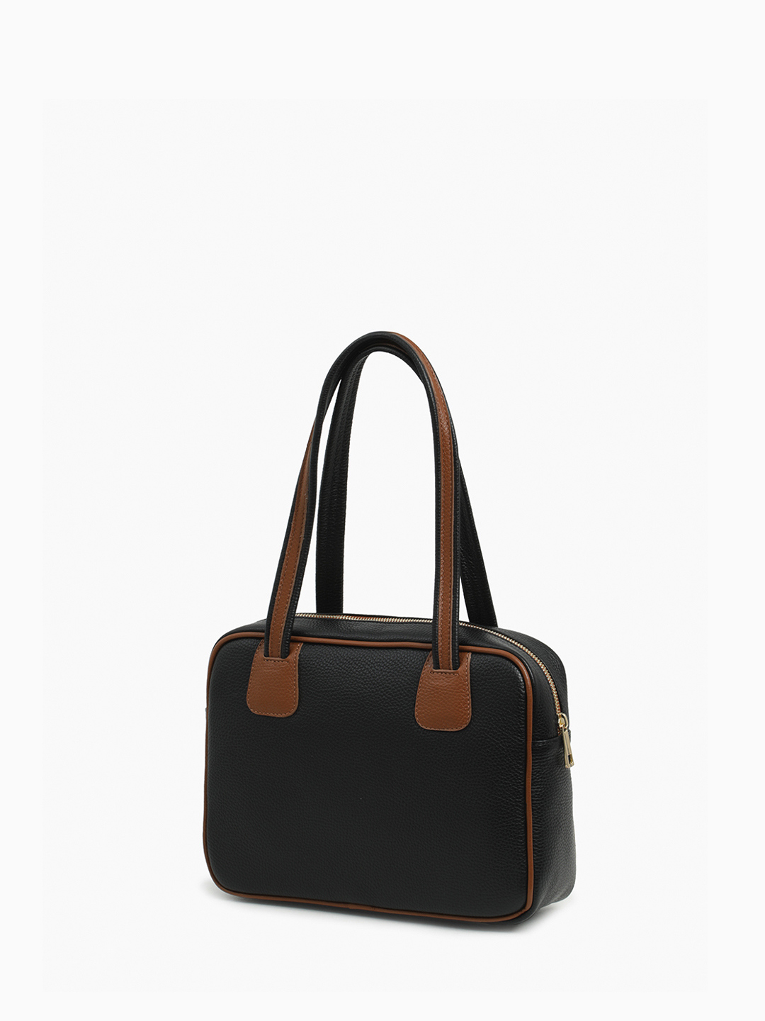 Чёрная сумка в размере М с золотистой фурнитурой от FOLLE