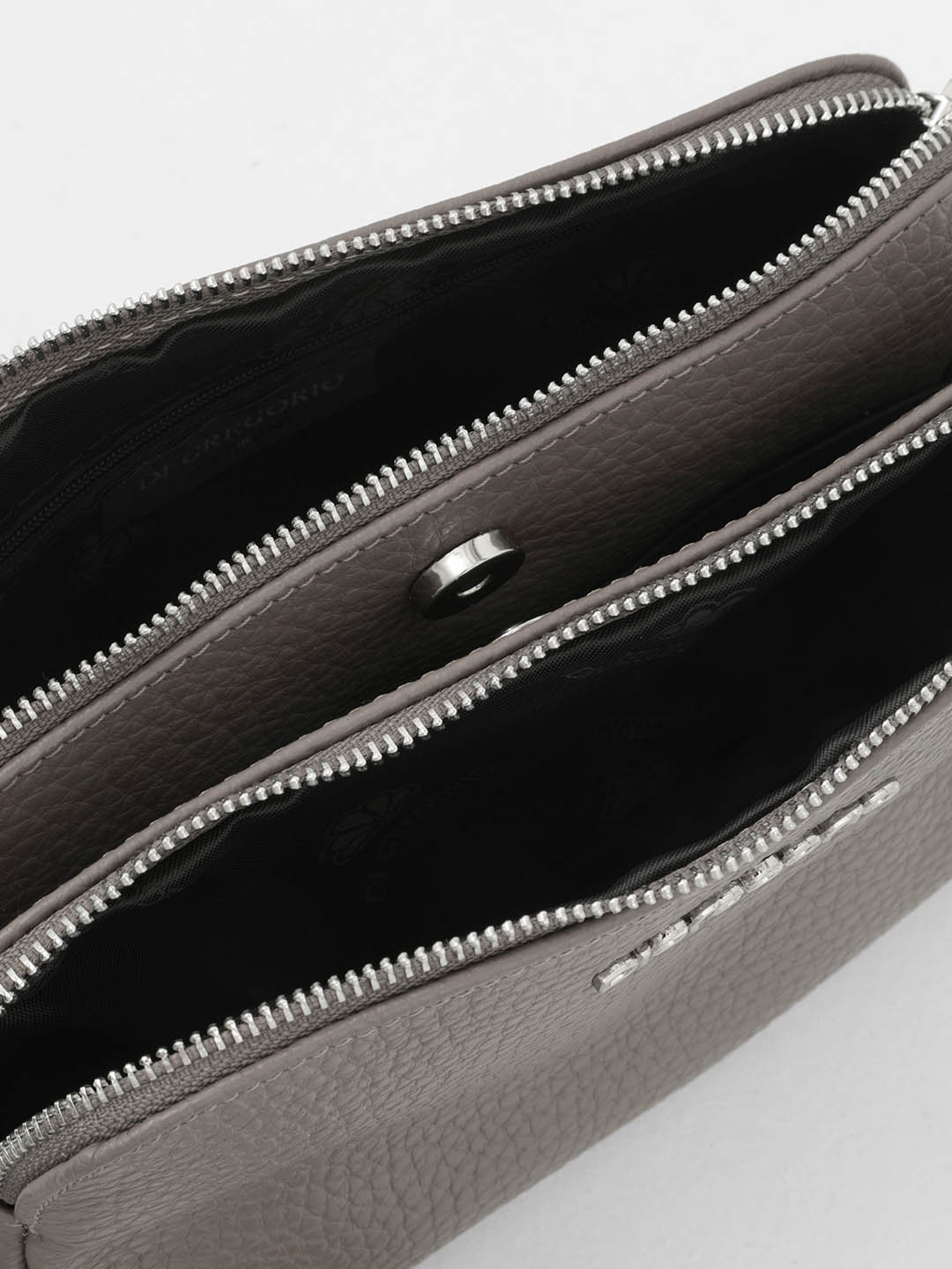 Прямоугольная кросс-боди с тремя отделениями от Di Gregorio в крупнозернистой коже цвета tortora