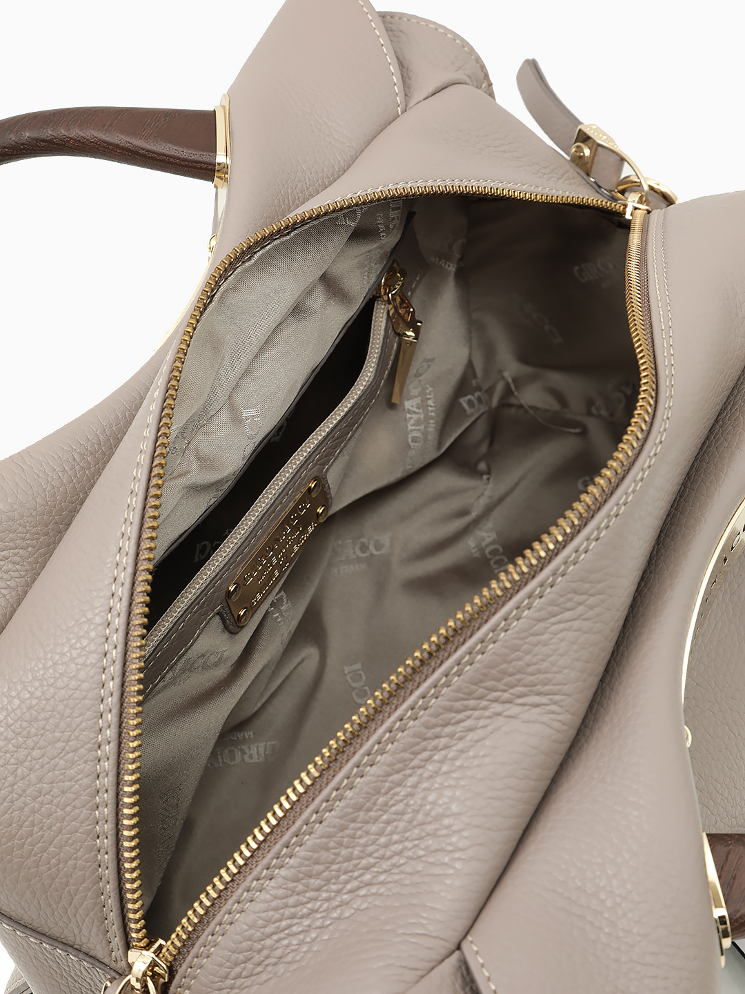 Сумка-тоут с ручками из натурального дерева и дугообразной фурнитурой с гравировкой от Gironacci в цвете тауп