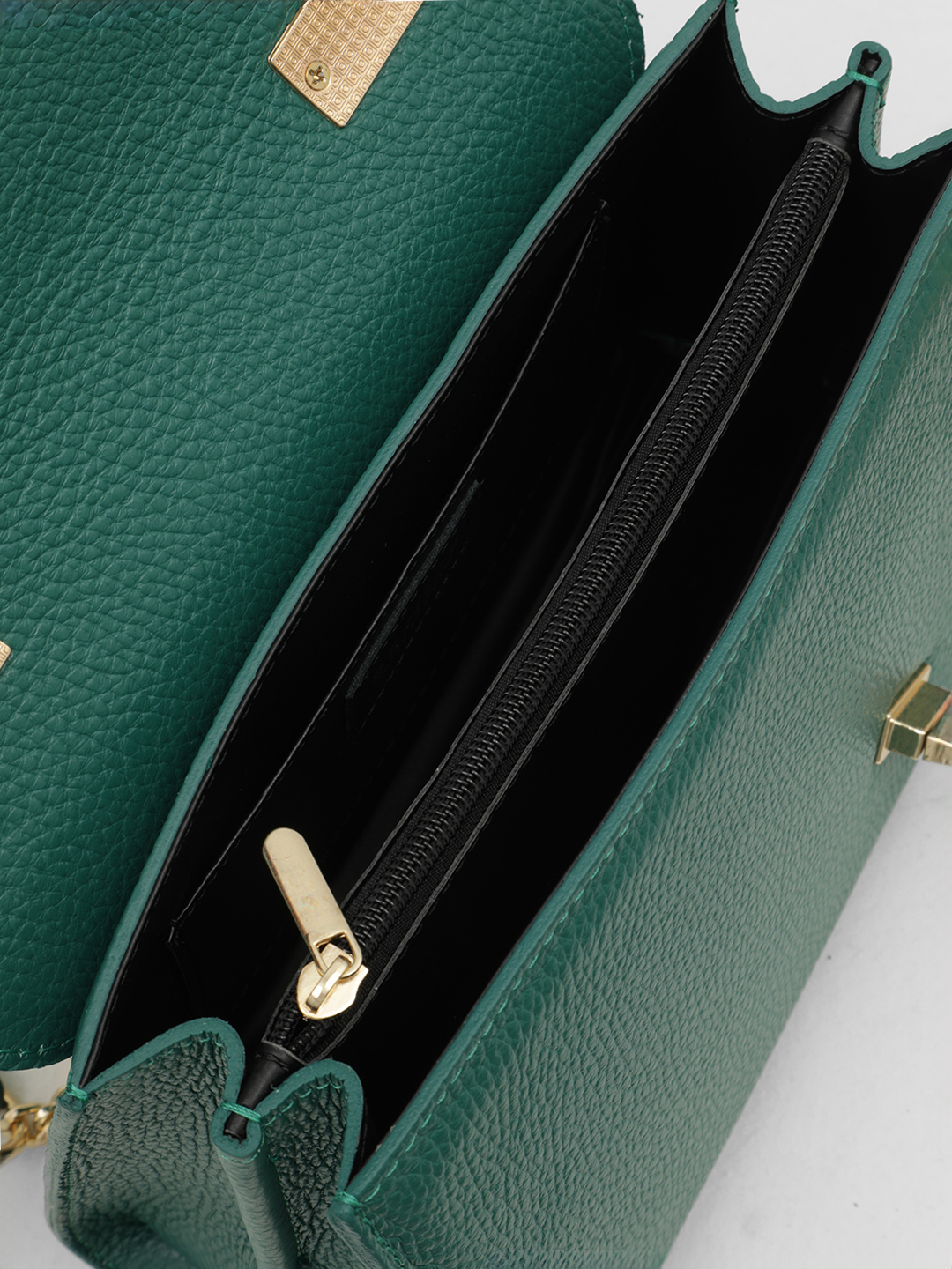 Сумка с треугольным клапаном от BE NICE из натуральной кожи изумрудного цвета