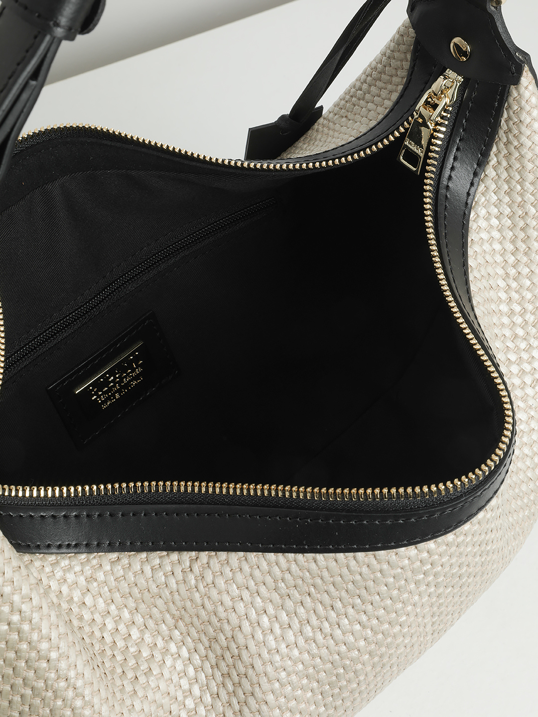 Сумка-хобо с регулируемой ручкой от RIPANI из рафии и натуральной кожи чёрного цвета