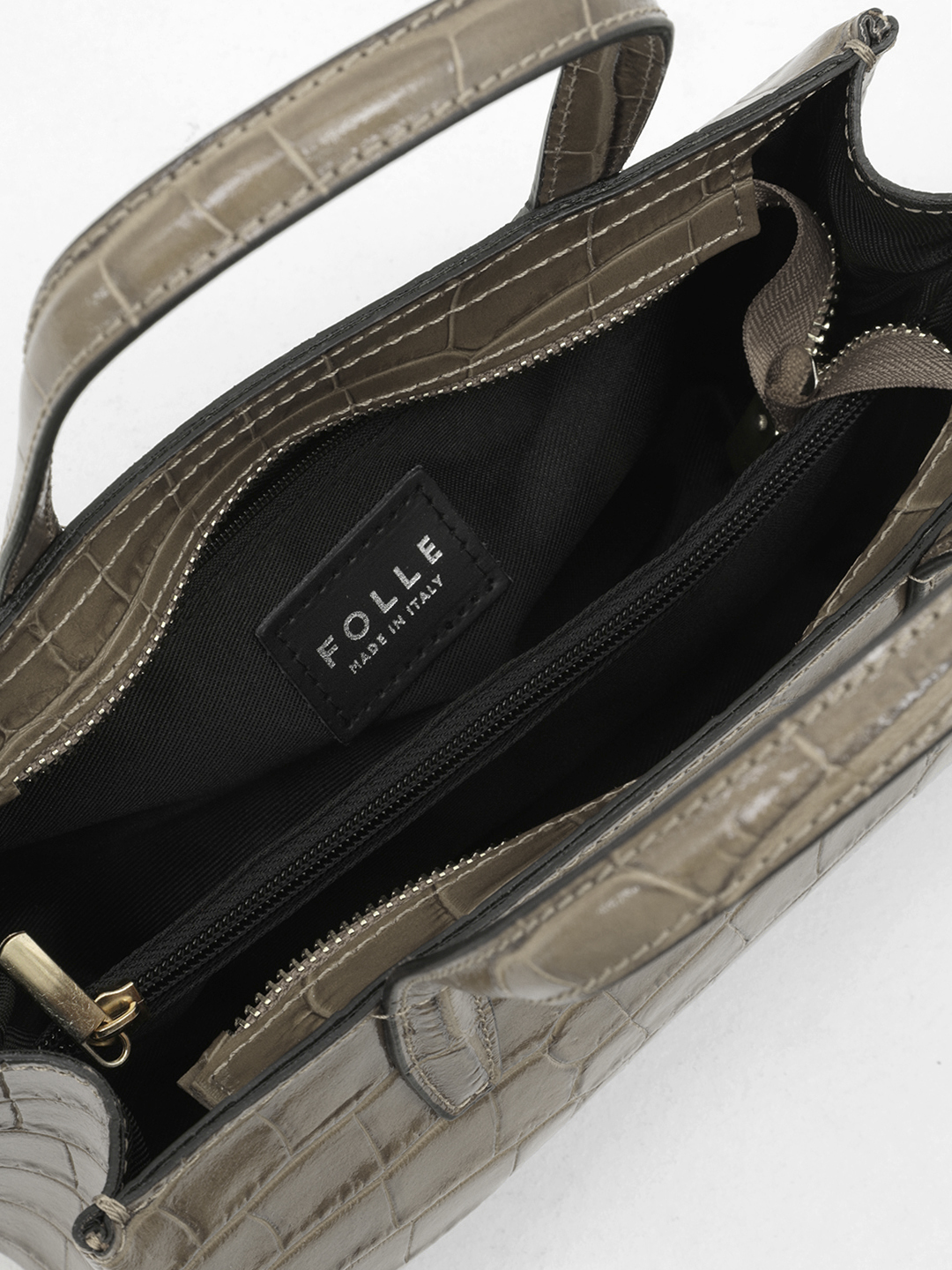 Небольшая сумка тоут через плечо от итальянского бренда FOLLE из кожи с выделкой под крокодила оттенка тауп