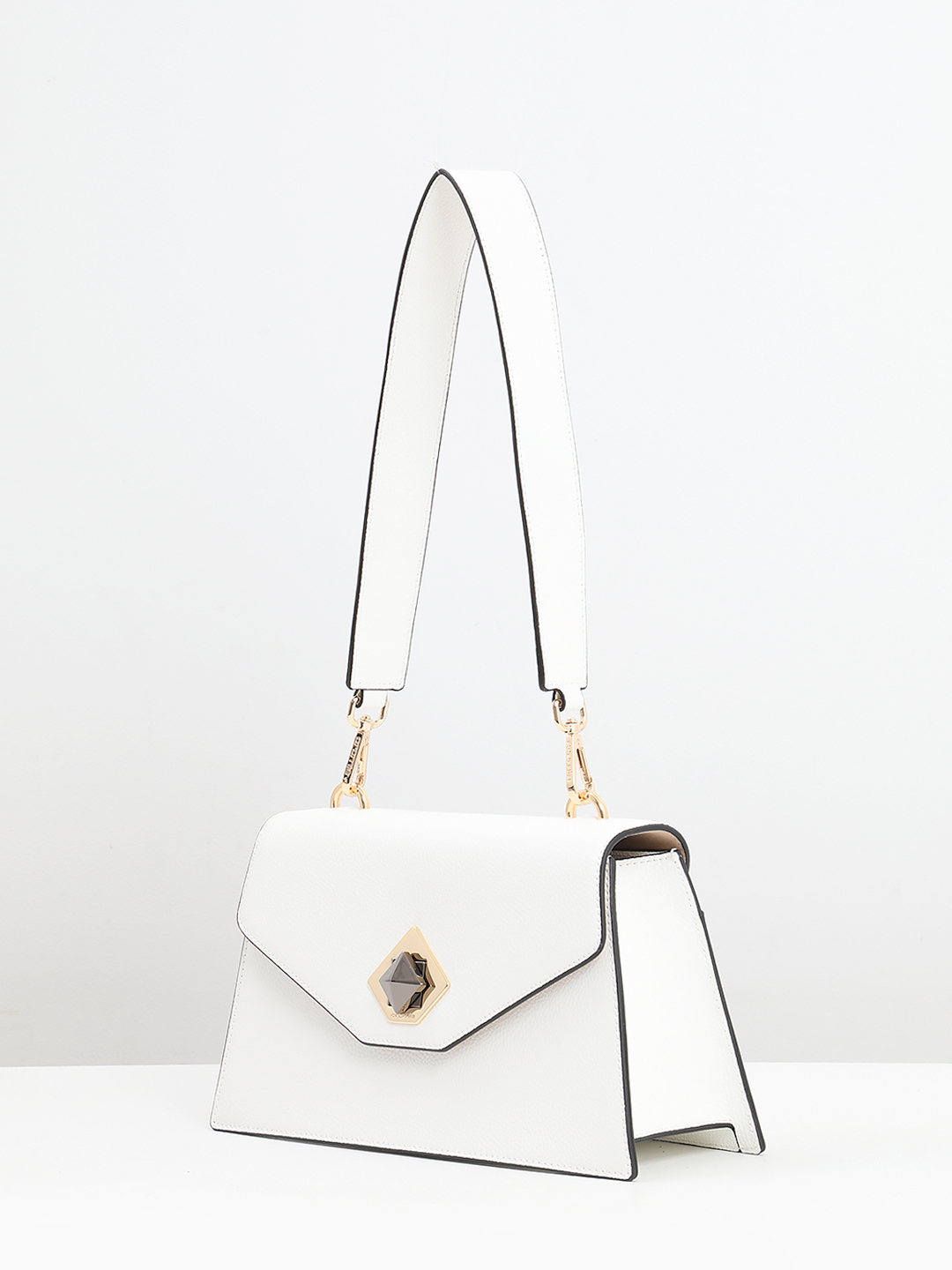 Кросс-боди на плечо с именной гравировкой на карабинах от CROMIA в белом цвете