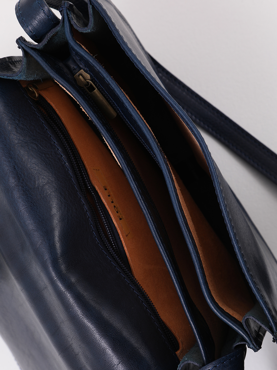 Полукруглая кросс-боди с регулируемым ремнём от FOLLE из кожи vacchetta синего цвета