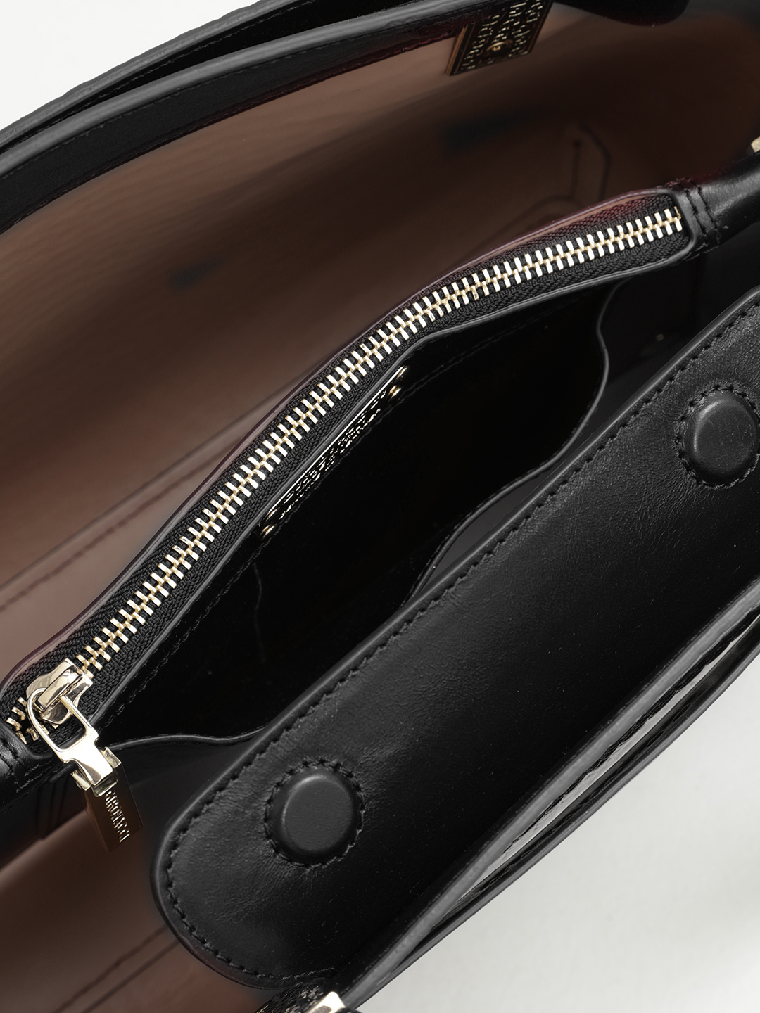 Сумка от Gironacci из натуральной кожи черного цвета с выделкой под крокодила